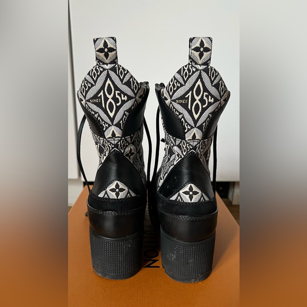Stylish Black Patterned Women's Boots - Picture 2 of 4